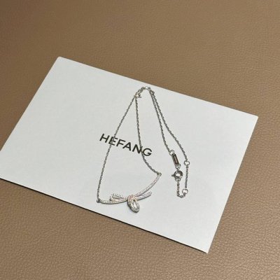 Hefang何方丝带结锁骨链女蝴蝶结项链轻奢设计高级感，丝带结锁骨链，微笑弧度完美勾勒出锁骨的线条，小姐姐的穿搭搭配丝带结锁骨链简直不要太好看了吧！配全套包装