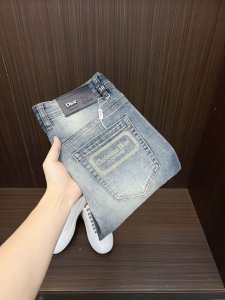 迪奥 2025新款新品 专柜有售 实体店极品牛仔裤专柜原版1:1好货 适合各个年龄段 市场最高版本的欧洲进口面料 舒适柔软亲肤 上身效果超级棒时尚百搭 笔挺有型