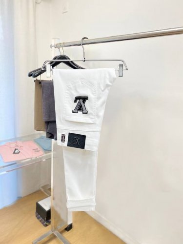 lv 2025官网高端新品原单少数帅爆休闲裤，百分百原单 百搭神器！今年最新流行的风格设计款式，剪裁设计挺拔有型！低调不失奢华 超有Feel上身精致跃然，简单就