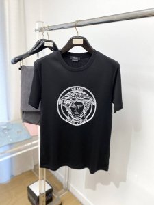 范思哲 2025最新款短袖T恤 帅气时尚 胸前顶级印花图案字母Logo 简约百搭款 面料棉 不仅挺括 保持潮流的廓形 又穿着舒适 纱织更细腻 码数M-3Xl