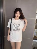 上新 Louis Vuitton Lv 路易威登 春夏最新情侣款爱心短袖T恤 全套定制辅料～设计前卫时尚！精致品牌Logo图案印花工艺设计～定制纯棉面料，立体的