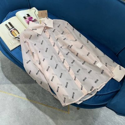 miu 24春夏新款现货 满印植绒字母Logo 高定立裁的精致版型 将休闲元素融入日常正装之中 赋予穿搭更多的可能性！ 信手拈来的高级极简风 人人可轻松驾驭 人
