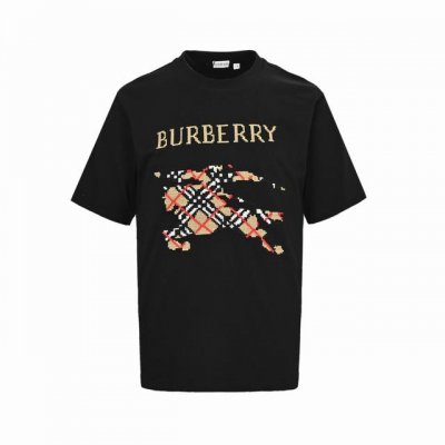 burberry 巴宝莉 25Ss 十字绣刺绣战马短袖 采用15S精棉平纹，230G；搭配 32S双纱拉架螺纹，300G。精棉面料通常具有较好的吸湿性、透气性、