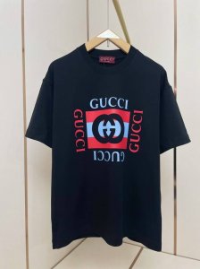 Gucci2025 新款双G T恤 胸前利用颜色对比排列 将字母徽标呈现出四面立体的效果 彩色碰撞十足亮眼 双层螺纹领口 肩部通肩压条 280G纯棉面料 黑白双
