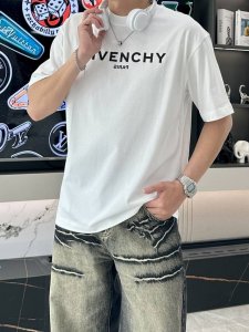 纪梵希 官网同款 官网同款 官网同款 重磅推荐 2025Ss夏装新品 专柜在售 最新系列图案Logo短袖T恤 必须人手一件的节奏 进口顶极精梳棉面料 极为亲肤舒