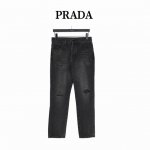 prada 普拉达 23Fw 三角标及Logo刺绣水洗牛仔裤 今年最新款牛仔裤 经典三角标与新洗水效果配色结合 面料采用纯棉赛络牛仔布 手感顺滑舒适 厚实坚挺