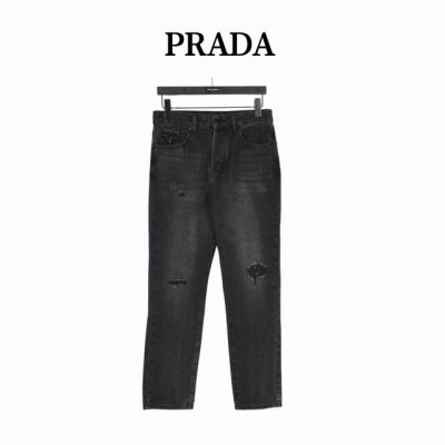 prada 普拉达 23Fw 三角标及Logo刺绣水洗牛仔裤 今年最新款牛仔裤 经典三角标与新洗水效果配色结合 面料采用纯棉赛络牛仔布 手感顺滑舒适 厚实坚挺