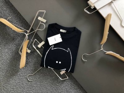 Celine 2025最新款短袖T恤，绝对的顶级爆款，原版一比一面料，胸前Logo更显得不凡跟高档，大气，简约，基础，耐看，但又独具风格，结合了一款优质短袖的所
