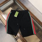 Gucci .古驰 新款红绿织带拼接运动休闲短裤！渠道精品，舒适轻松运动休闲集一体！潮品百搭，打破枯燥乏味更为年轻时尚，多了一份与时俱进的潮流范儿！宽松裁剪，弹