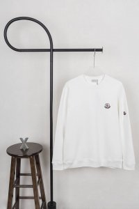 款号Xb27 moncler 蒙口胸口小标圆领卫衣 黑白灰三色 面料采用400克毛圈高克重95棉5氢纶1 1双纱洗一辈子都不会变形的 男女同款 官网细节一致 全