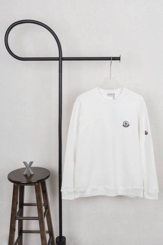 款号Xb27 moncler 蒙口胸口小标圆领卫衣 黑白灰三色 面料采用400克毛圈高克重95棉5氢纶1 1双纱洗一辈子都不会变形的 男女同款 官网细节一致 全