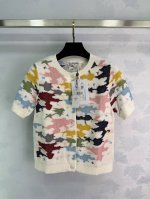 Chane*2025新品上架 彩色针织短袖开衫 定制Yb羊绒纱线织造 质感舒适 透气好穿 圆领针织短袖开衫剪裁 通体细密针织配合彩色纱线 组合成多彩云朵状色块图
