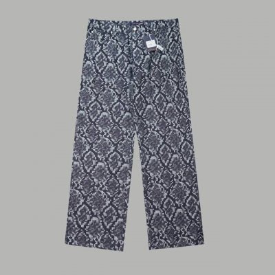L V路易 25Ss早春新品 明星同款蛇纹提花格纹牛仔裤 Vuitton蛇纹图案牛仔裤，直接被它拿捏住！ 它的蛇纹图案设计超有特色，既不是那种张扬得扎眼的类型，