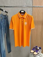 爱马仕 2025春夏新款男士标识短袖polo衫，延续经典商务休闲翻领polo恤.该款polo衫采用丝光双面棉质珠地面料制成，隽永设计可跨越时尚潮流。经典款型，品