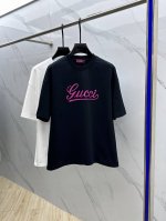 Gucci 古驰 2025Fw春夏新品圆领打底外穿T恤，立体感Logo微廓形半袖，活性纯棉打底T恤，棉，手感面糯有骨感，柔而有韧性。工艺处理，韧性和抗皱性能得到
