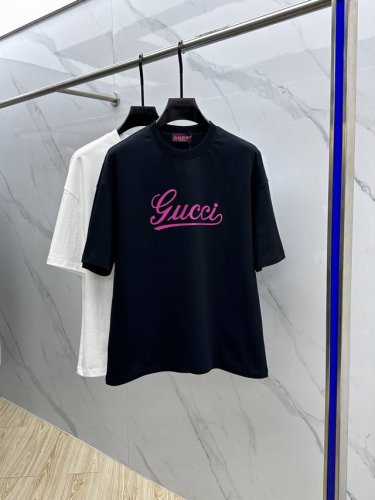 Gucci 古驰 2025Fw春夏新品圆领打底外穿T恤，立体感Logo微廓形半袖，活性纯棉打底T恤，棉，手感面糯有骨感，柔而有韧性。工艺处理，韧性和抗皱性能得到