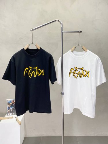 fendi芬迪独家专供新款男士休闲短袖 高端定制 高端版本 时尚百搭爆款进口面料 手感超柔软细腻 穿着亲肤舒适 高端精品 代工厂P精细做工 上身非常赞 男士必备