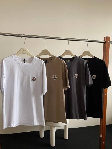 moncler蒙口情侣经典刺绣大标纯棉纯色短袖T恤 260克 32织全棉双纱面料吸汗透气做工精细，适合任何年龄阶段。 经典款是永恒的，简约不简单，兜兜转转，回过
