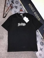 P110 Burberry短袖T恤 工艺：印花 颜色：黑色 白色 码数：S～Xl 面料：精梳紧密棉盖棉280G