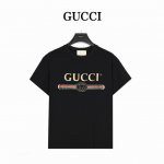 Gucci 古驰 经典款做旧腰带短袖 标识精致升级，灵感源自八十年代复古印花。采用定制面料。添加杜邦公司Sorona 索罗娜 材料，亲肤性好、改善缩水，同时可以