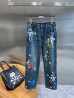 克家 克罗心彩色涂鸦牛仔 经典牛仔蓝的底色上 布满了五颜六色的涂鸦图案 像是艺术家打翻了调色盘 红 绿 蓝 黄等色彩交织 宽松的版型 29-36 隔天