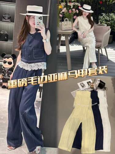 套装 重磅毛边亚麻马甲套装，风格独具。亚麻质地挺括，散发自然质朴气息。马甲毛边彰显随性，蕾丝拼接精致细腻，碰撞出独特美感。弯刀明线裤版型大气，修饰腿部线条。整体