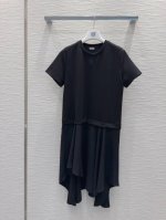 loe W* 2025Ss新款 不规则飘逸灵动连衣裙 简约中流露出高奢 整件衣服做工更是非常精细！ 版型简单一目了然 立体裁剪 美伦美幻 低调又要引人注目，必选