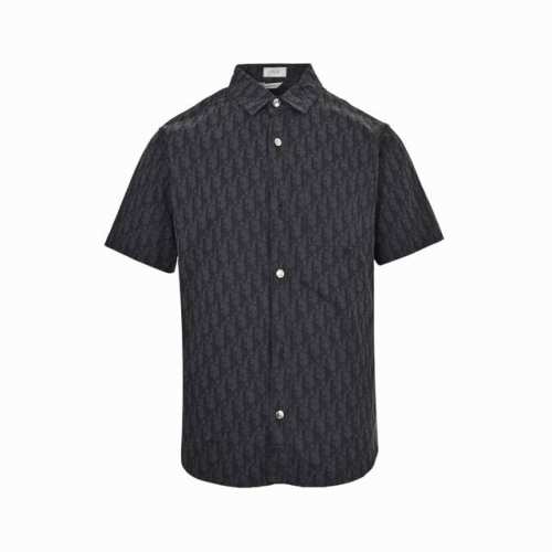 dior 迪奥 25Ss 满印老花牛仔短袖衬衫 这款外套衬衫从日本古老纺织工艺汲取灵感 重新诠释标志性的 Oblique 印花 采用海军蓝色和黑色棉质牛仔布精心
