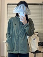 Kolon Sport可隆夏季新款连帽开衫防晒衣 采用了轻薄透气的面料 让你在炎热的夏季时刻保持清爽舒适 宽松的版型设计 不仅透气性好 还可以轻松遮挡你的小肚子