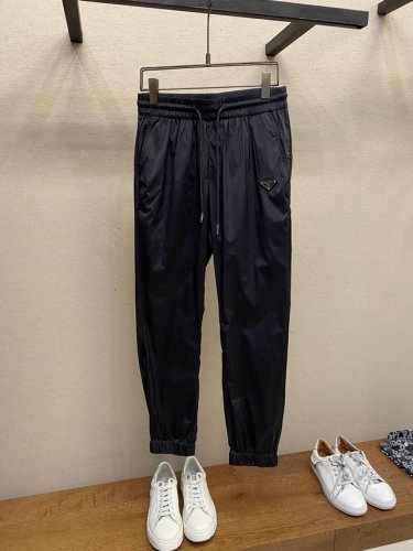 上衣 裤子 prada，轻薄科技尼龙材质运动长裤，男士经典金属徽标点缀轻薄休闲短裤。上海恒隆柜台订单，官网同步发售。标志性金属三角徽标点缀，兼具多种混搭性的一款