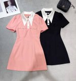 上新 独家高定连衣裙首发 25Ss Fend*独家爆款轻奢高级感撞色尖领连衣裙 出货就被订爆 嫩嫩的粉色非常漂亮满满的春夏气息 不得不说这条连衣裙真的美~无处不
