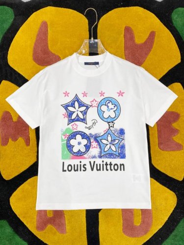 LV 2025Ss春夏新款棉质圆领短袖T恤 胸前重工印花标识 顶级丝光棉面料定制 标准版型 黑 白 两色 男女同款 码数：S M L Xl Xxl