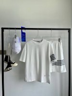 一套 Tb四条杠华夫格套装 thombroene 汤姆布朗经典四条杠华夫格格短袖短裤套装 经典之作 没有太多的花头 标志性的四杠设计 精选华夫格面料 透气舒适度
