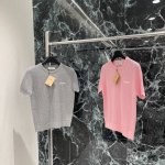 Miu 25夏季新款 镂空针织短袖上衣 通体利用镂空钩针肌理交织勾勒出波浪菱格花纹图案凸显穿搭高级感 单穿叠穿均可四季时尚穿搭首选。两个色Sml