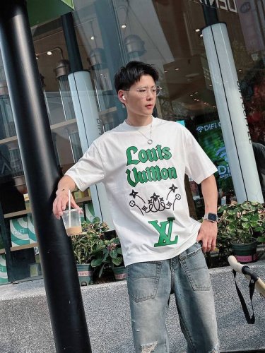 lv 2025春夏新款首发专柜最新款短袖圆领T恤 高端订制 设计前卫时尚！品牌Logo重工艺设计 高端定制丝光云朵棉面料.手感柔软.穿着舒适.专柜级别精致车线.