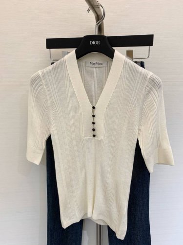 maxmara 2025 夏季新品 修身V领针织衫，Yb定制真丝羊毛面料，透气丝薄，简约即高级 颜色：黑色 白色 码数：Sml