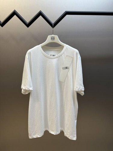 Maison Margiela 胶带数字标签短袖 定制云逸丝柔棉面料 胸前饰以醒目的马吉拉胶带数字标签做点缀 胶带的质感与数字的排列 随性而不失精致 以简洁的方