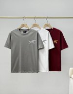 arcteryx始祖鸟大Logo印花T恤 今天必须来分享这款超酷的始祖鸟T恤。简约的版型，不挑身材，轻松就能穿出随性的街头感。这几款颜色都很绝，高级的灰色经典的