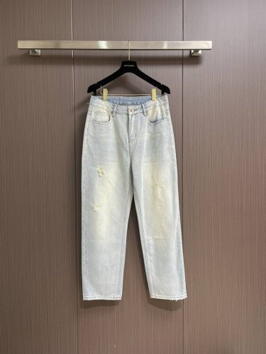 Dior 2025Ss新款工装牛仔裤，展示 Oblique 刺绣，以休闲剪裁重新演绎工装风格。采用棉质牛仔布精心制作，饰以经典Logo刺绣，彰显优雅气质。可与配