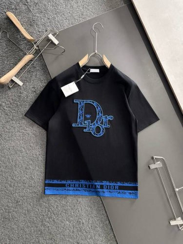cd 2025Ss春夏最新款圆领时尚短袖T恤，官网同步，专柜纯棉面料！贴肤舒适，耐看又好穿，经典简约Logo设计，原厂工艺一丝不苟，型男必备单品 码数M-3Xl