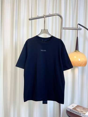 P180 Pra**新款立体压胶刺绣徽标Logot-Shirt 定制纯棉面料 克重高 质感好 舒适亲肤 胸前采用立体压胶徽标Logo点缀 后背织带拼接设计 设计