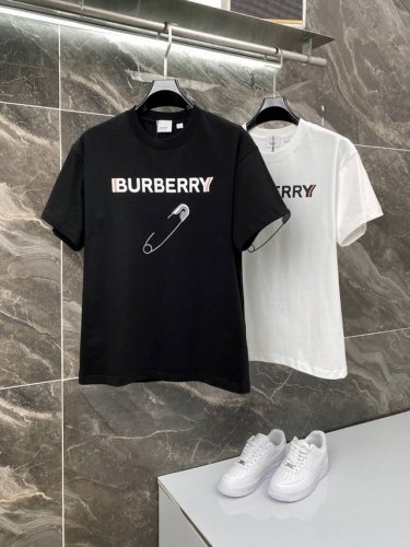 隔天到 Burberry 巴宝莉 高品质320克 别针字母印花 原版面料 官方同款 短袖T恤 同缸染面料 手感非常舒服 春夏最新砖柜同步 时尚又个性 超级百搭好