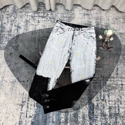 Amiri弹力美式高街牛仔裤百搭修身直筒休闲长裤子，面料定制经过一流的高工艺水洗 ，质地紧密 色泽均匀 纹理清晰，上身非常舒适 直筒版型 可显高显瘦遮肉 ，适合