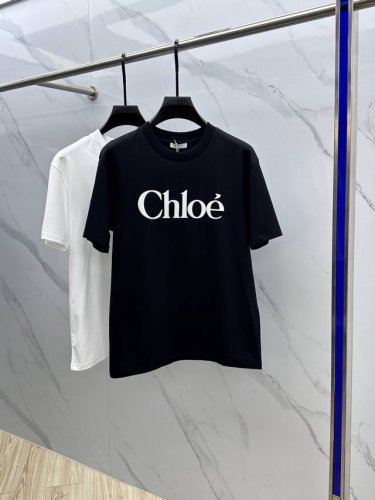 Chloe*克洛伊 2025Fw春夏新品圆领打底外穿T恤，立体感Logo微廓形半袖纯棉打底，手感面糯有骨感，柔而有韧性。工艺处理，韧性和抗皱性能得到大幅度提高。