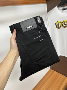 华伦天奴 2025Ss蛇年夏季贺岁款牛仔裤。原单1:1制作，日常必备的完美之选，简单大气亦时尚有型，定制进口丹宁面料 ，重工洗水工艺，做工复杂工艺精湛。轻松迎合