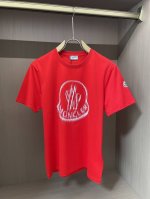 Moncler 2025春夏新品模糊Logo印花短袖T恤；定制专属100支双股丝光长绒棉面料，舒适柔软透气排汗！胸前模糊流苏Logo印花工艺，袖口左侧羊毛标鸭仔