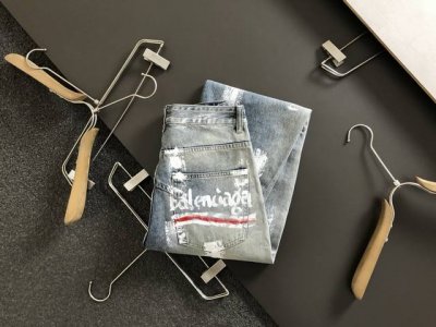 ba*宽松版型29-36 2025新款浅灰水洗重工涂鸦字母潮牌阔腿牛仔裤，顶级水洗面料打造皮牌融合修身牛仔裤，辅料原版百搭字母Logo装饰L顶级牛仔裤 微弹进口