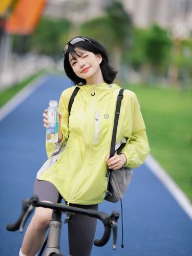 露露Lululenmon拼接3D反光防晒服，让骑行和徒步更加安全防晒服 本款防晒服采用尼龙面料，结合扎染渐变图案，像天气调色盘一样有深浅变化，使面料更加丰富;表
