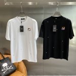 芬家 Fendi简约里藏着的精致巧思 左胸处彩色的品牌刺绣标识，瞬间点亮整体造型，精致又吸睛。衣身上星星点点的小F图案，细节感满满，增添了独特韵味。面料柔软亲肤