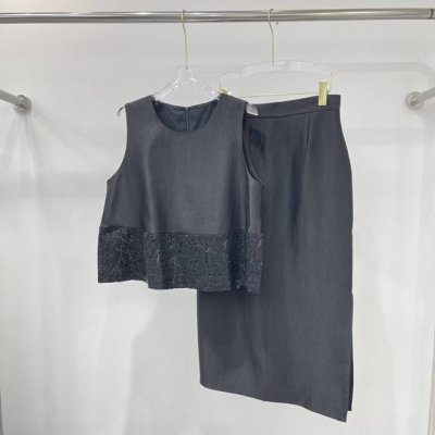 新款无袖上衣半裙套装，优雅知性，上身非常好看 ，人手必备，自留款 ，时尚百搭 。两色Smlxl